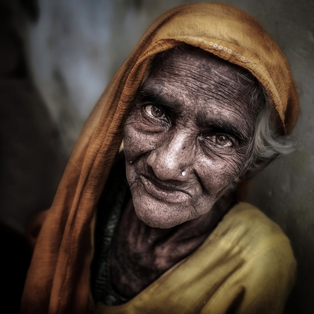 Old Woman Portrait, Varanasi. von Massimo Cuomo