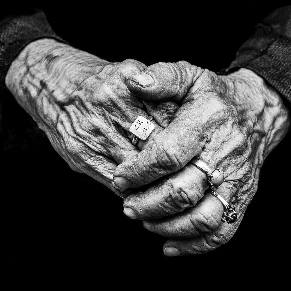 Grandmothers hands von Masumeh Asakereh