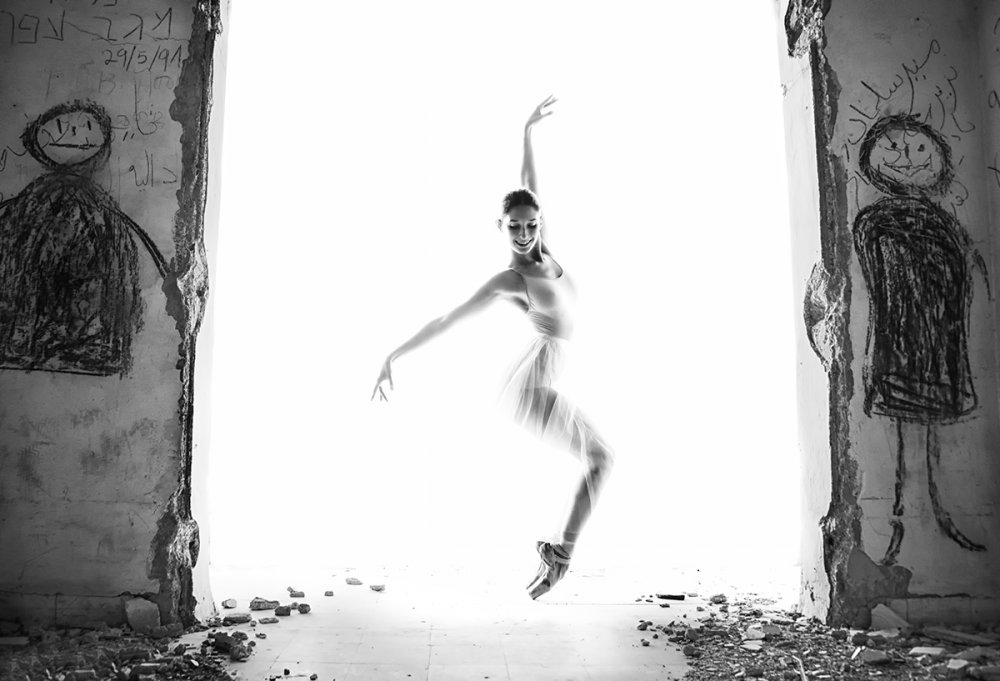 Ballerina in a deseted city von MAYA ILTUS