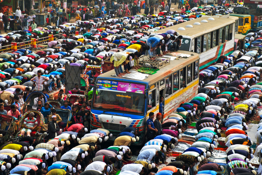 Prayer on bus rooftop von MD MAHABUB HOSSAIN KHAN