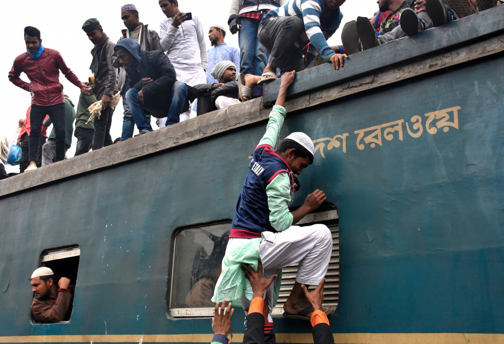 RIDING ON TRAIN von MD MAHABUB HOSSAIN KHAN