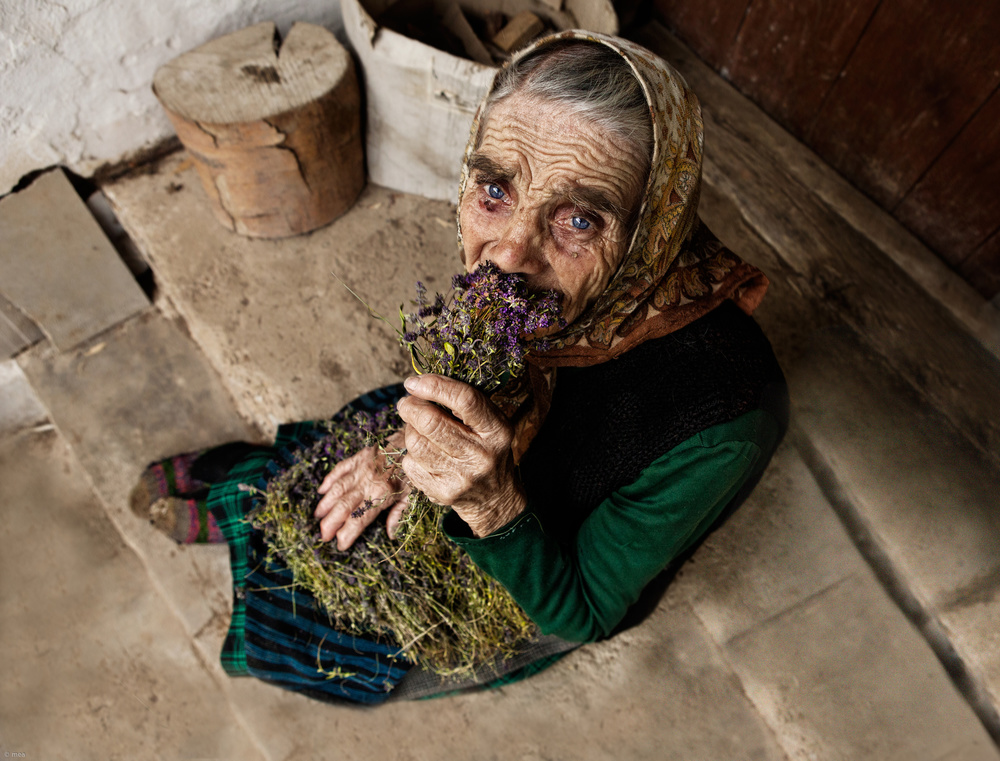 Girl,mother,grandmother-one face von Mea