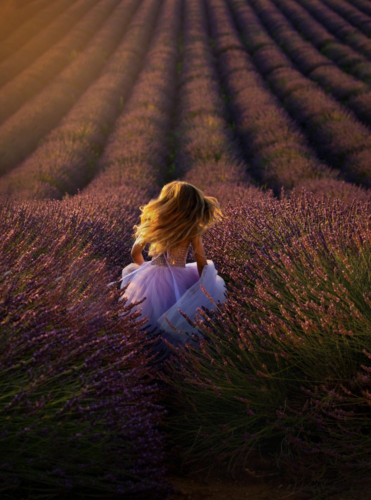 A Girl Running towards the Flower Field von Mei Hu