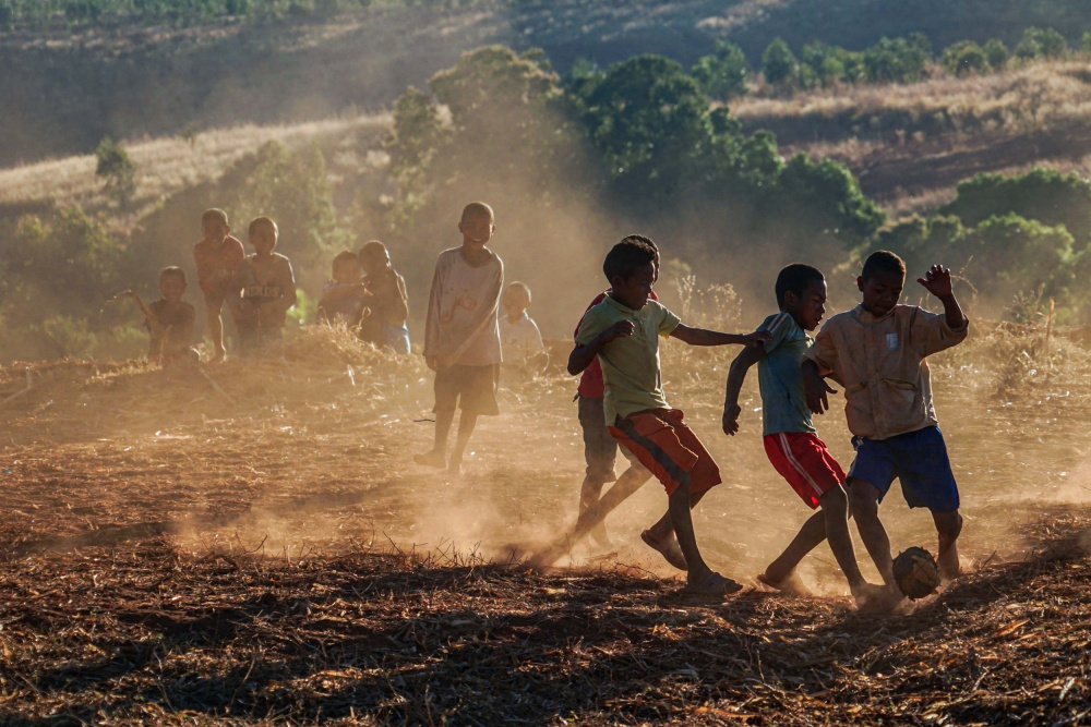 The kids playing football von Mei Shi