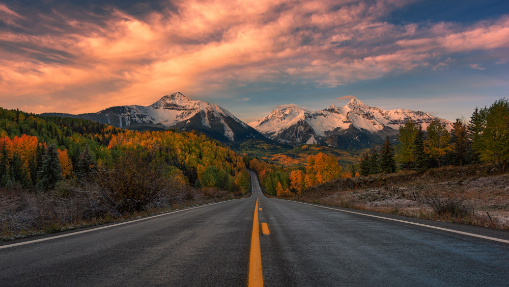 Epic Autumn Driving Road in Colorado von Mei Xu