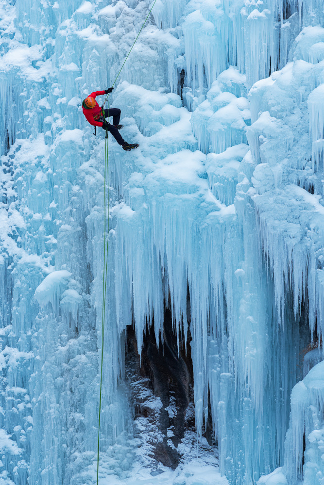 Exploring Ice Cliff von Mei Xu