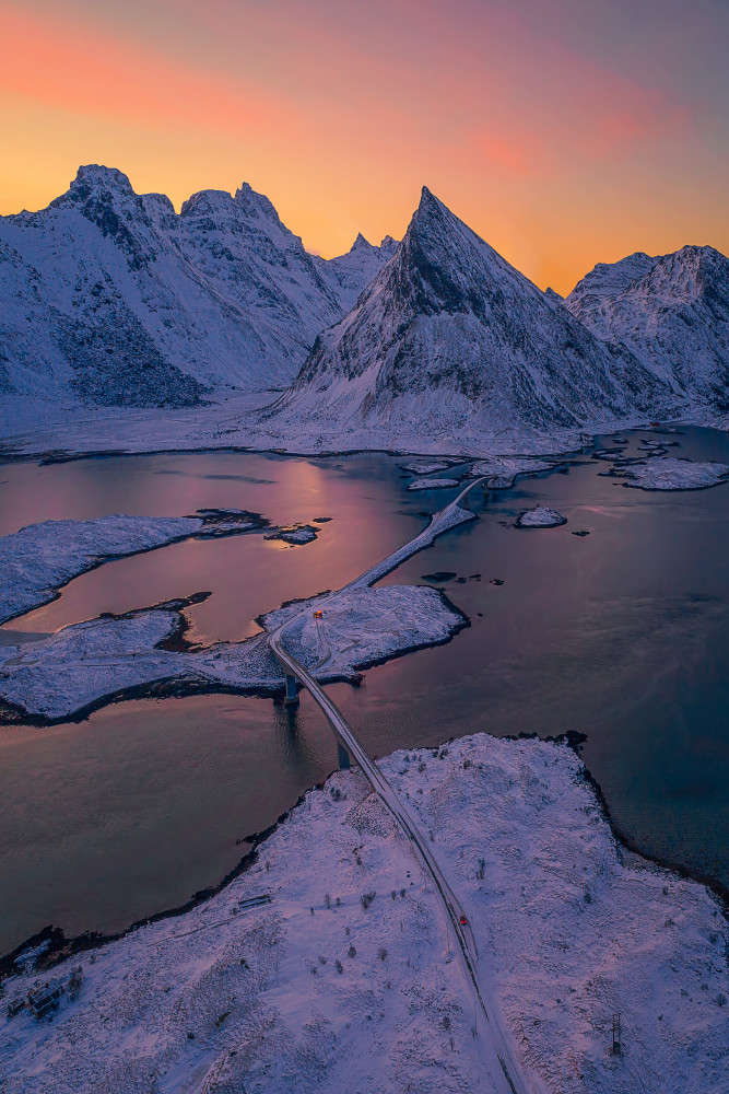 Fredvang Bridge and Volanstind Peak in Winter von Mei Xu