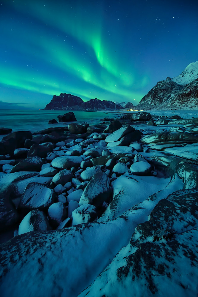 Curves at Uttakleiv Beach von Mei Xu