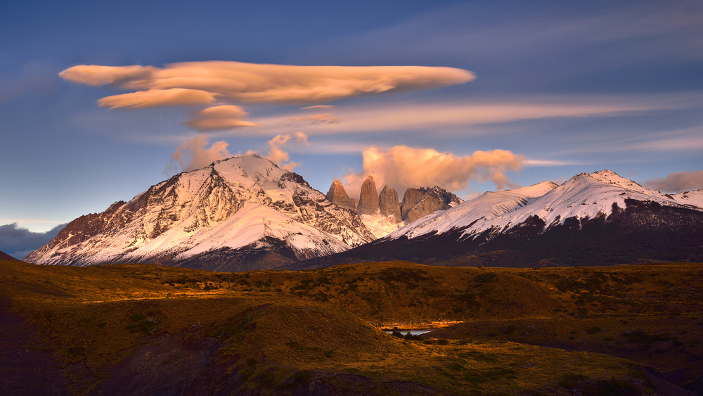 Lenticular Clouds over Las Torres von Mei Xu