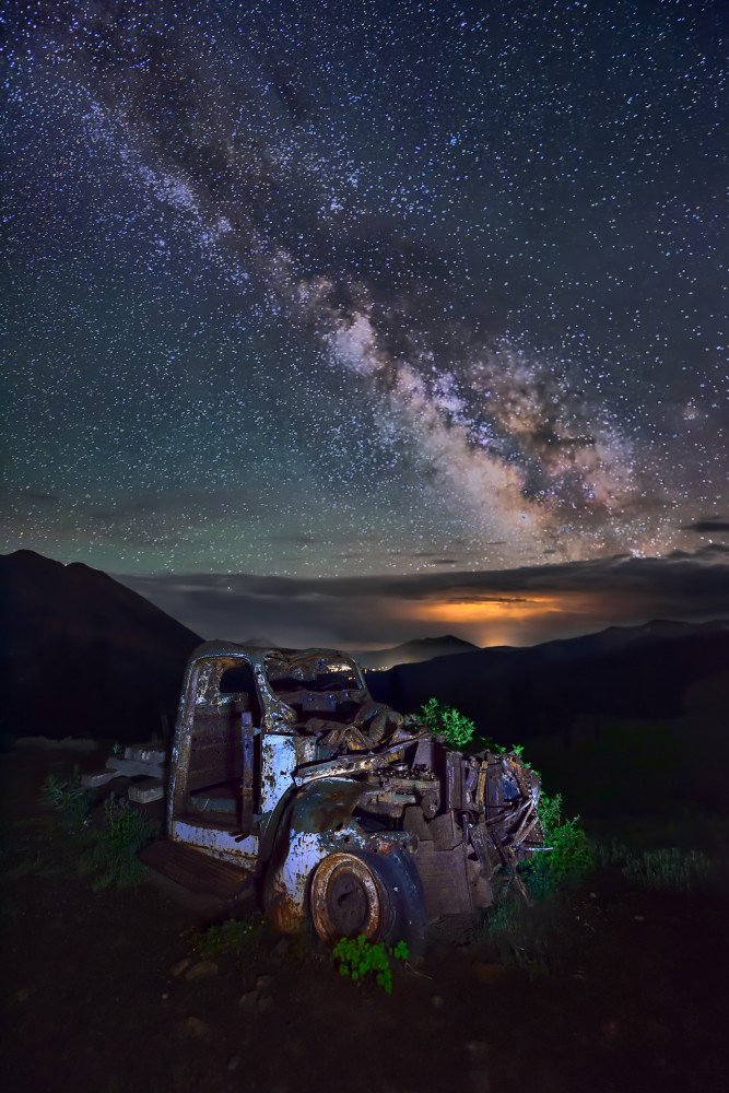 Milky Way over Rusted Truck von Mei Xu