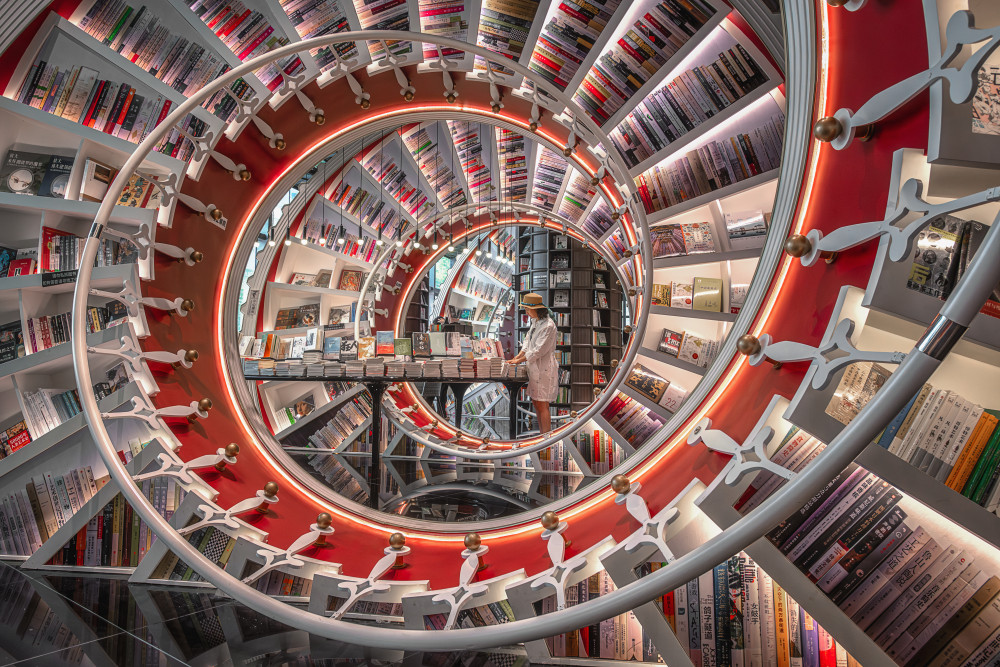 Spiral in Bookstore (Horizontal) von Mei Xu