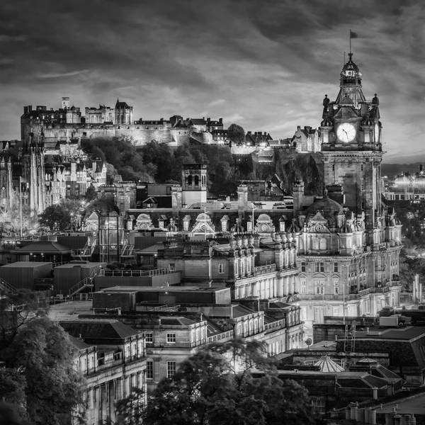 Abendimpression aus Edinburgh - Monochrom von Melanie Viola