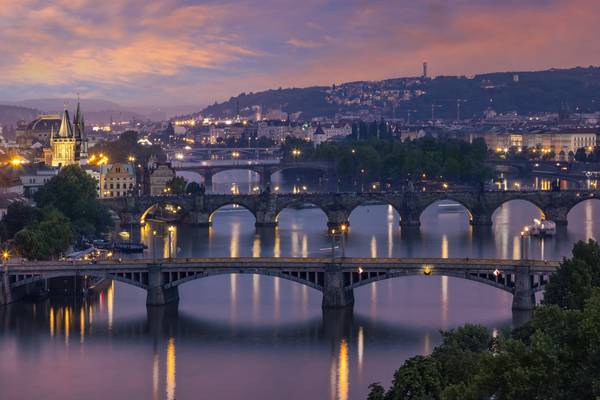 Abendlicher Blick über die Moldaubrücken in Prag von Melanie Viola