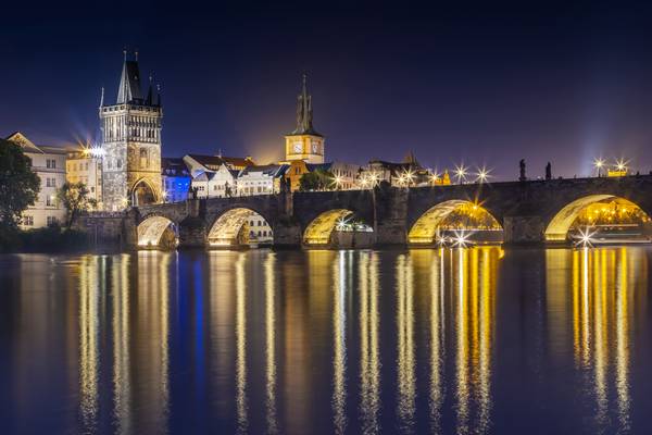 Nächtliche Impression der Karlsbrücke mit Altstädter Brückenturm  von Melanie Viola