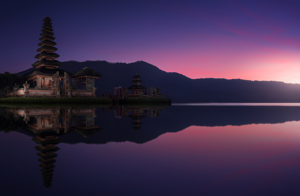 Ulun Danu Bratan Temple at Dawn von Merakiphotographer