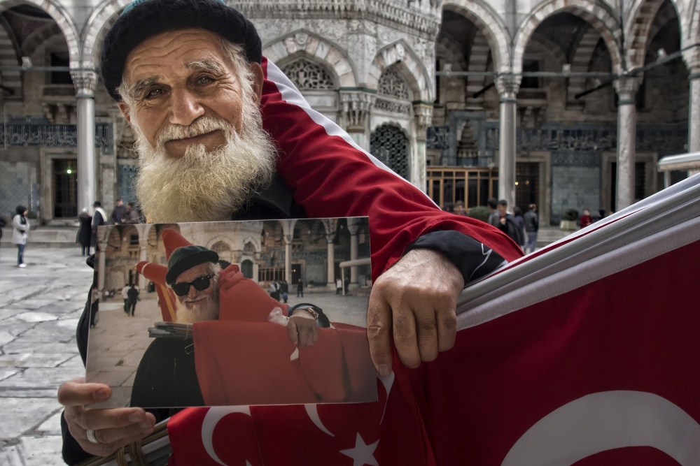 Feramuz ,,, flag seller ,,, von Mete Başkoçak