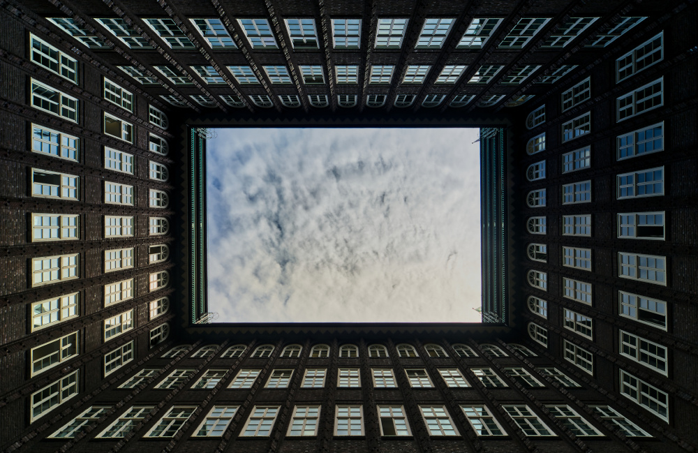 Looking up the Chilehaus von Michael Echteld