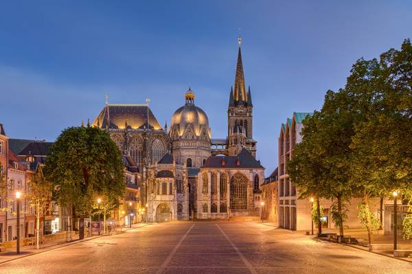 Aachener Dom am Abend von Michael Valjak