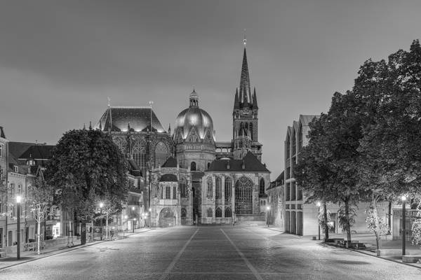 Aachener Dom schwarz-weiß von Michael Valjak