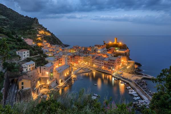 Abends in Vernazza, Cinque Terre, Italien von Michael Valjak