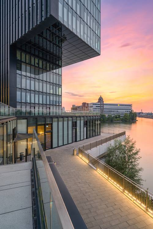 Abendstimmung im Düsseldorfer Medienhafen von Michael Valjak