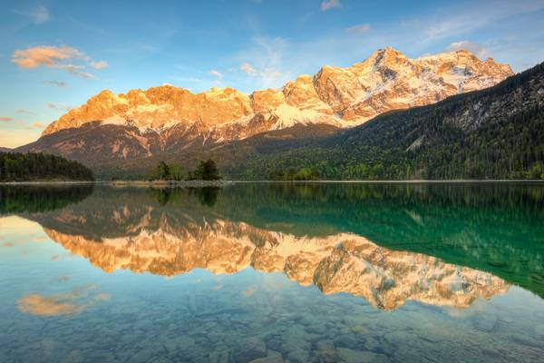 Alpenglühen am Eibsee in Bayern von Michael Valjak