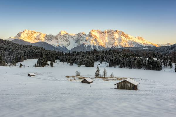 Alpenglühen am Karwendel im Winter von Michael Valjak