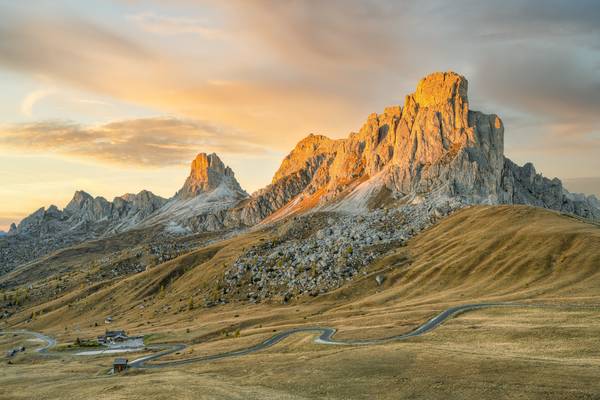 Alpenglühen am Passo di Giau in den Dolomiten von Michael Valjak