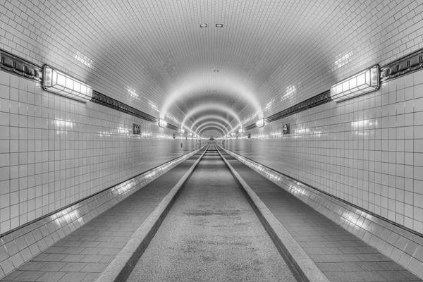 Alter Elbtunnel in Hamburg schwarz-weiß von Michael Valjak