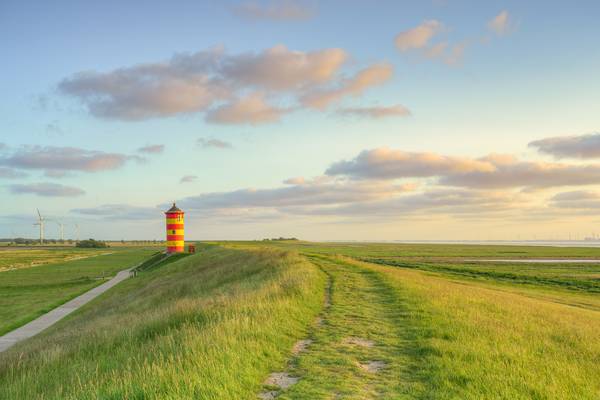 Auf dem Deich beim Pilsumer Leuchtturm in Ostfriesland von Michael Valjak