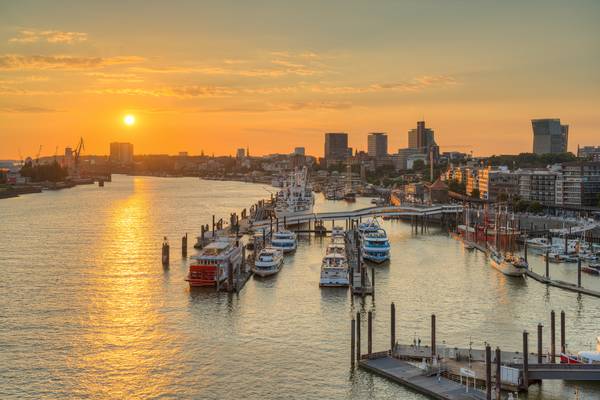 Aussicht von der Elbphilharmonie in Hamburg von Michael Valjak