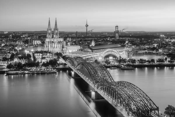 Blick über Köln am Abend schwarz-weiß von Michael Valjak