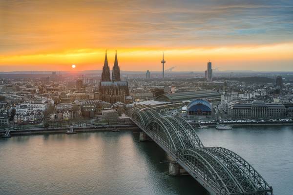 Blick über Köln bei Sonnenuntergang von Michael Valjak