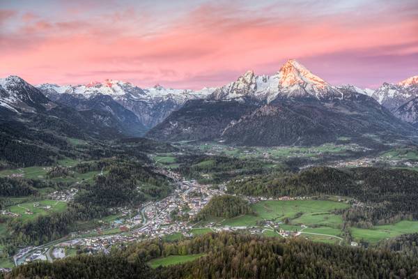 Blick von der Kneifelspitze über Berchtesgaden zum Watzmann von Michael Valjak