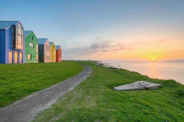 Bunte Häuser in John o\\\' Groats in Schottland  von Michael Valjak