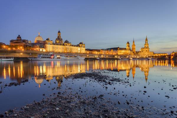 Dresden zur blauen Stunde von Michael Valjak