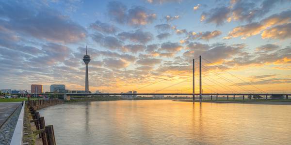 Düsseldorf Blick von der Rheinpromenade Panorama von Michael Valjak