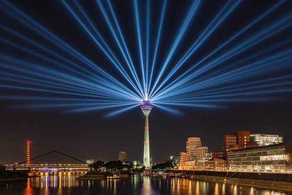 Düsseldorf Lichtshow auf dem Rheinturm von Michael Valjak