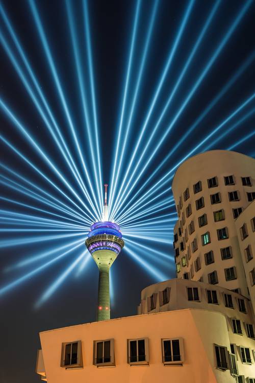 Düsseldorf Lichtshow auf dem Rheinturm von Michael Valjak