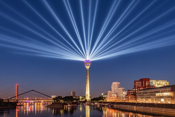 Düsseldorf Lichtshow auf dem Rheinturm zur blauen Stunde von Michael Valjak