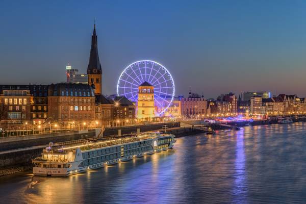 Düsseldorfer Altstadt mit Riesenrad von Michael Valjak