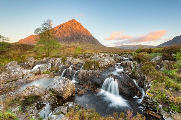 Etive Mor Wasserfall in Schottland mit Stob Dearg im Hintergrund von Michael Valjak