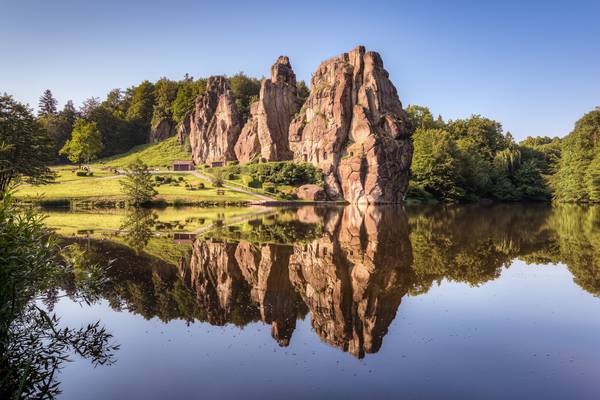 Externsteine mit Spiegelung im See von Michael Valjak