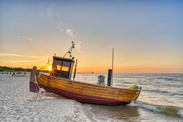 Fischerboot am Strand auf Usedom Sonnenuntergang von Michael Valjak