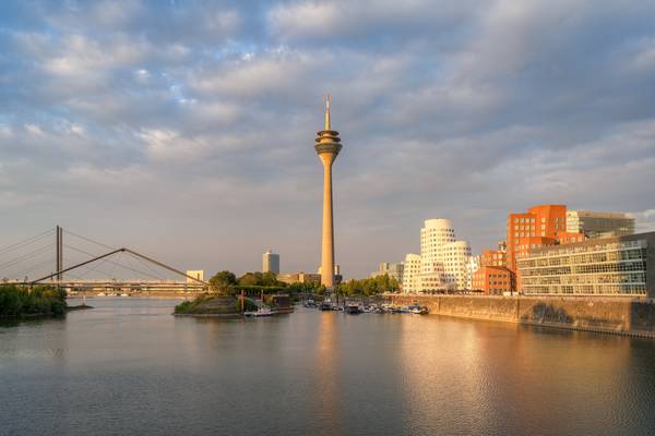 Goldene Stunde im Medienhafen Düsseldorf von Michael Valjak