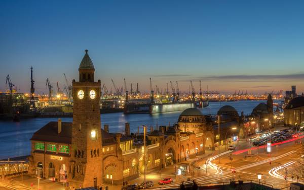 Hamburg St. Pauli Landungsbrücken von Michael Valjak