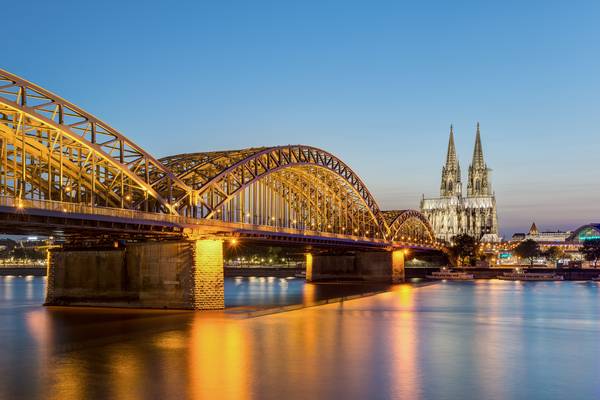 Hohenzollernbrücke und Kölner Dom am Abend von Michael Valjak