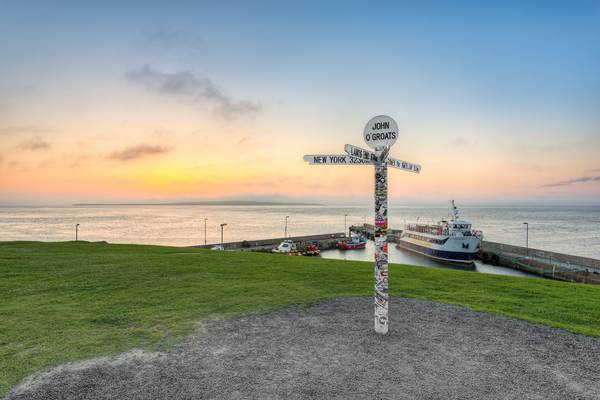 John o\' Groats in Schottland Blick zum Hafen von Michael Valjak