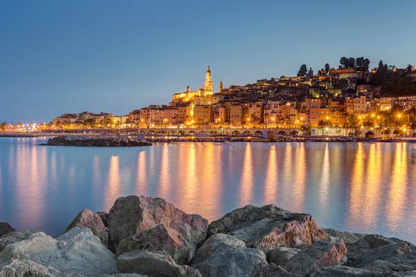 Menton an der Côte d\\\\\\\'Azur in Frankreich am Abend von Michael Valjak