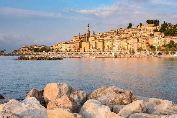 Menton an der Côte d\\\'Azur in Frankreich am Morgen von Michael Valjak